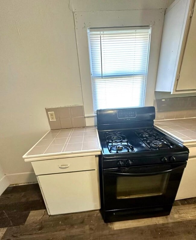 Photo - 1421 E 2nd St