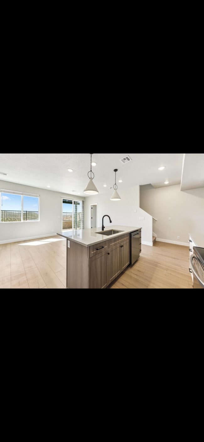 3919 E Razor Dr