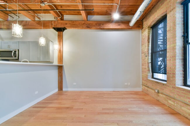 Photo - 11 E Illinois St