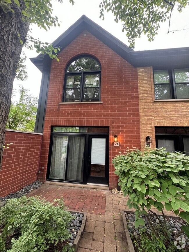 Building Photo - 1801 W Diversey Pkwy Rental