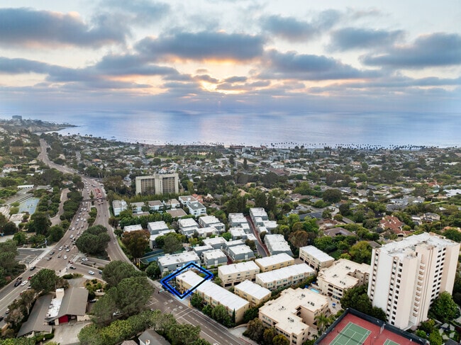 Building Photo - 2400 Torrey Pines Rd Rental