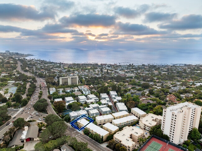Building Photo - 2400 Torrey Pines Rd Rental