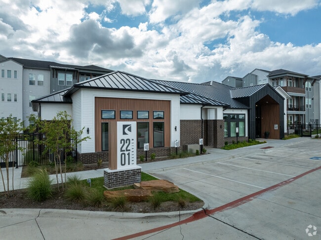 Photo - 2201 Creekview