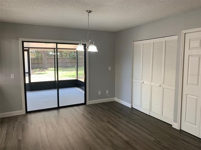 Photo - 527 Hill St