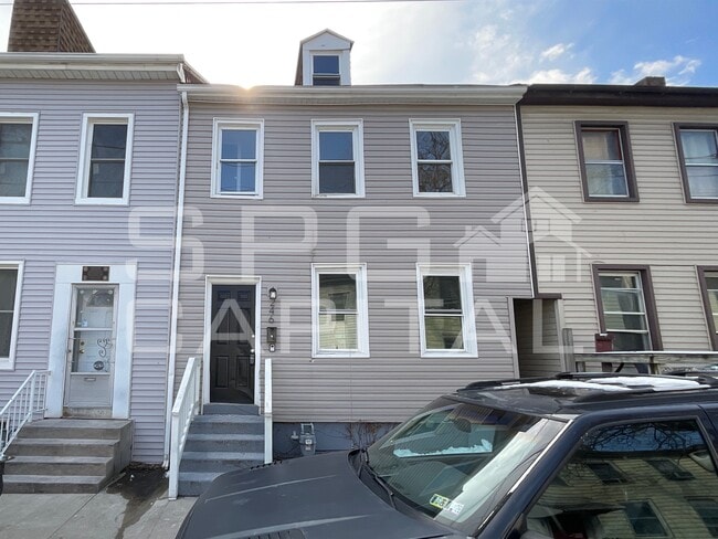 Building Photo - 246 Walnut St