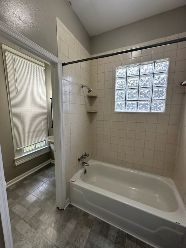 Photo - 126 E College St