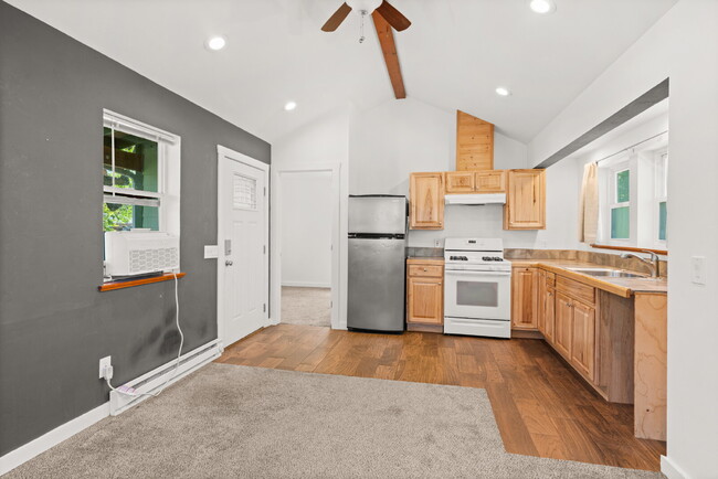 Photo - 393 N Laurel St