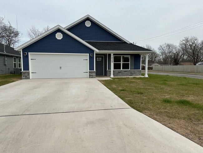 Photo - New build, 3 bed/2 bath, stainless steel appliances, two car garage, fenced in back yard!!!!