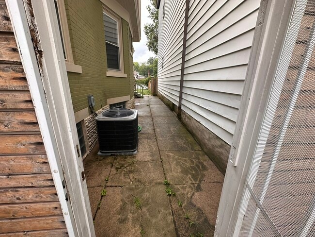 484 Crestline Ave