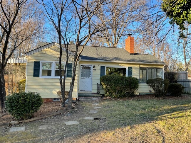 Building Photo - Renovated 2 BR Convenient to Battleground Rental