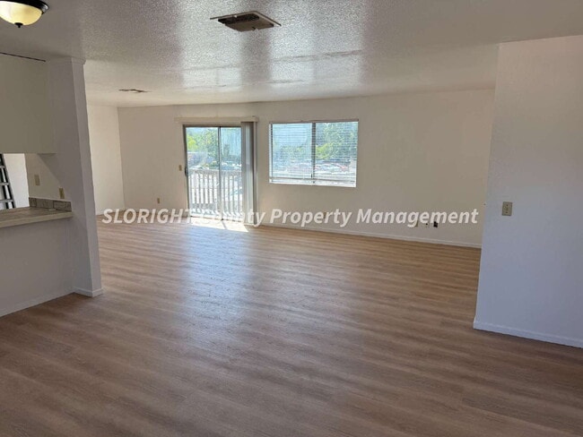 Building Photo - AVAILABLE NOW - Spacious 4 Bed, 2 Bath Apa... Unit E