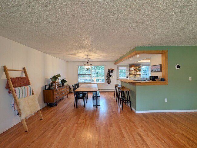Photo - Unfurnished Vly Home 3BD+Den, 1.5BA, 1844 Sq Ft, 2 Car Gar, Fenced Yd