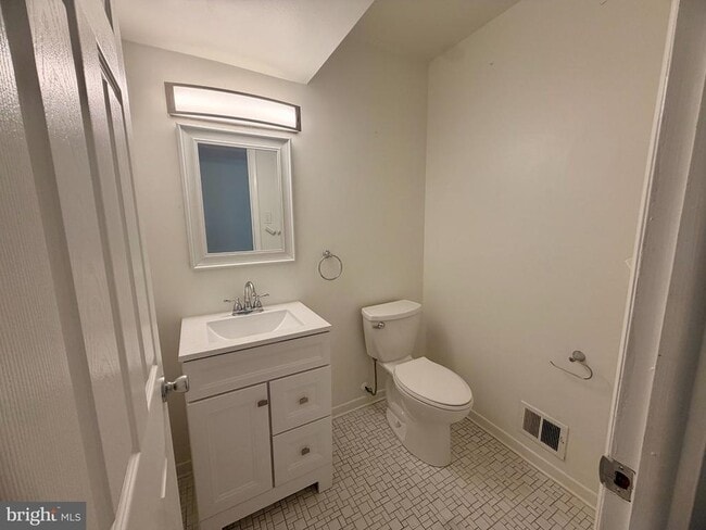 Building Photo - 5129 Clacton Ave