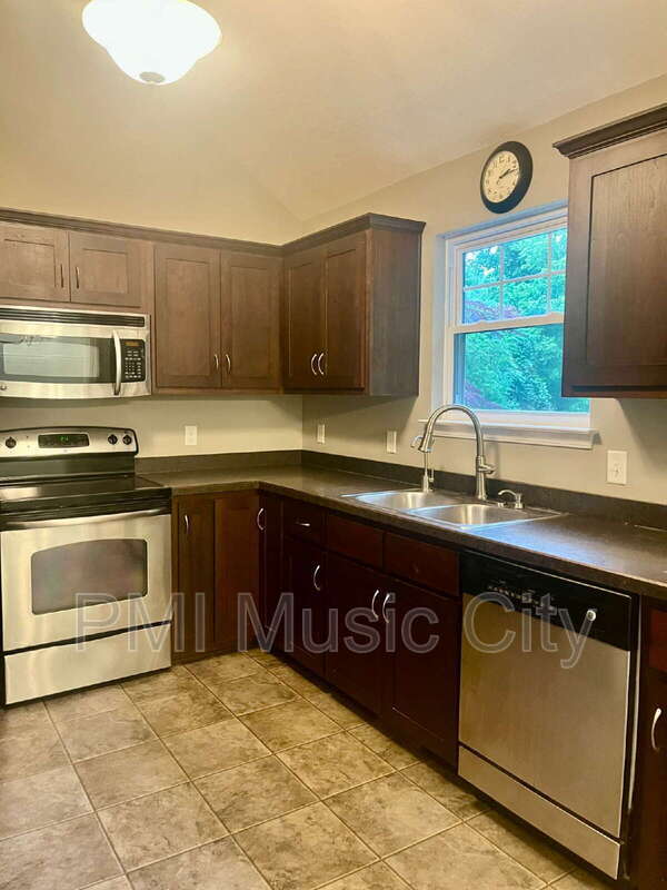 Photo - 225 Hickory Dr