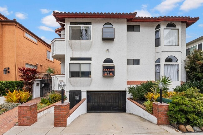 Building Photo - Charming 2 Bedroom 2 Bath In Beautiful Hil...