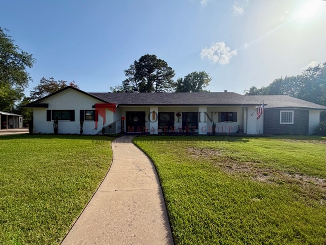 Building Photo - Recently remodeled South Tyler Home with Mother in Law Suite