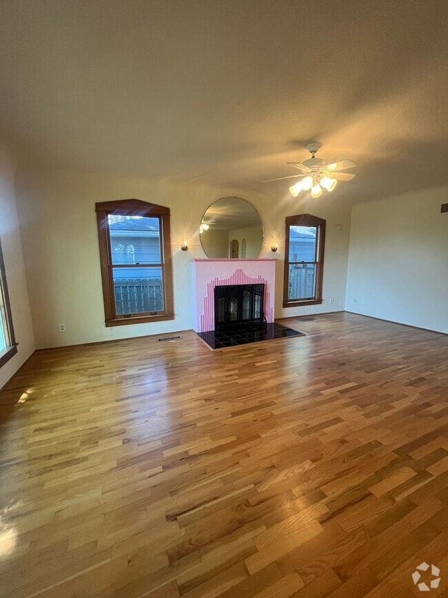 Building Photo - 3- Bedroom 2.5-Bathroom Gardening paradise... Rental