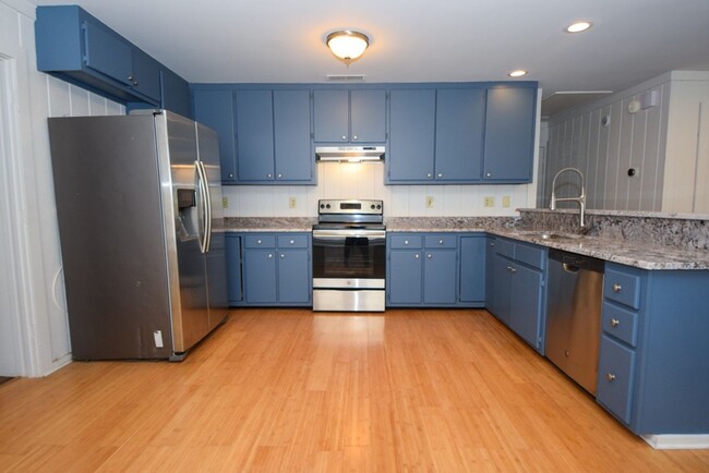 FABULOUS UPDATED KITCHEN with 3 bed 1 bath... - FABULOUS UPDATED KITCHEN with 3 bed 1 bath... Casa