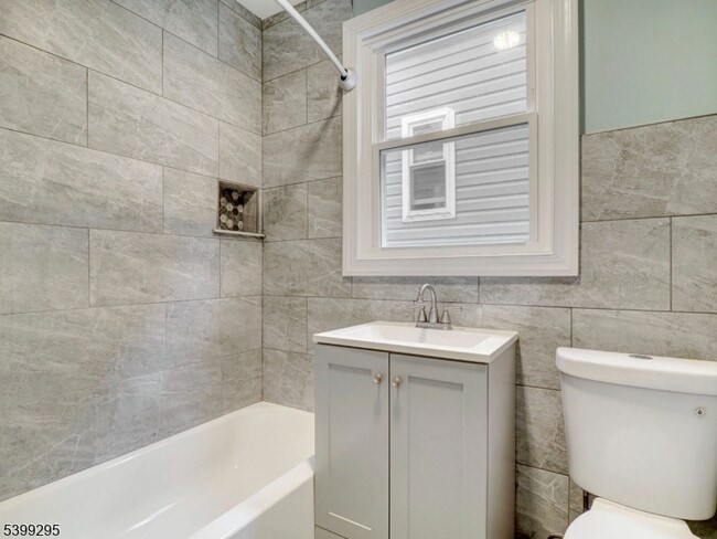 Building Photo - 258 Amherst St Unit 2nd Floor Rental