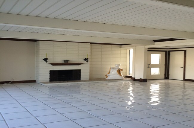 UN la sala de estar con chimenea para las noches frescas en la costa también pueden ser viewed desde el comedor. - 4104 River Ave