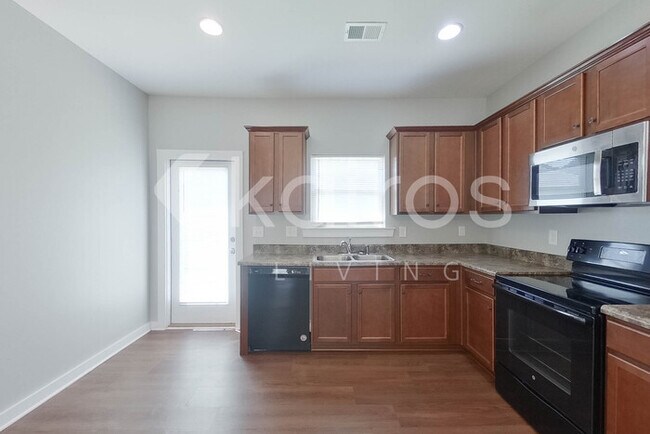 Photo - 464 White Oak Cir