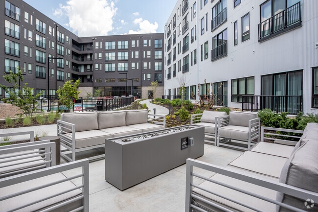 Patio y piscina - The Yards