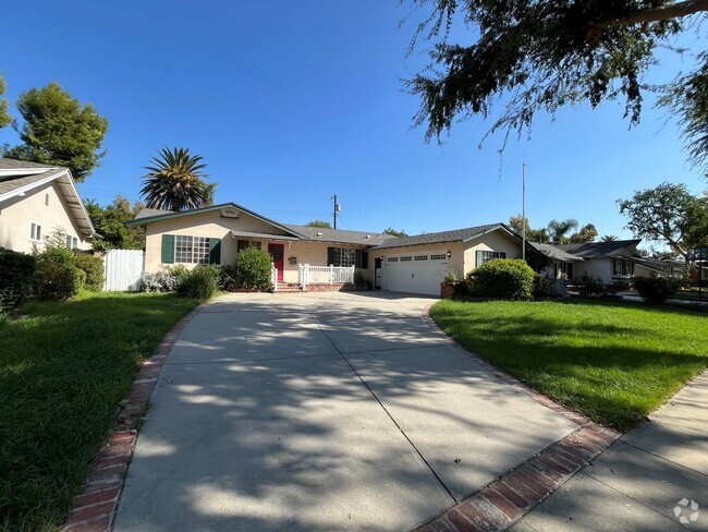 Building Photo - Canoga Park 3BR w/pool + great backyard, o... Rental