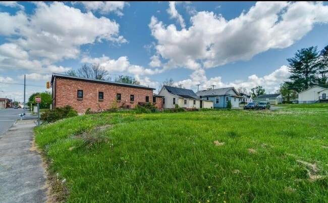 401 W Main St