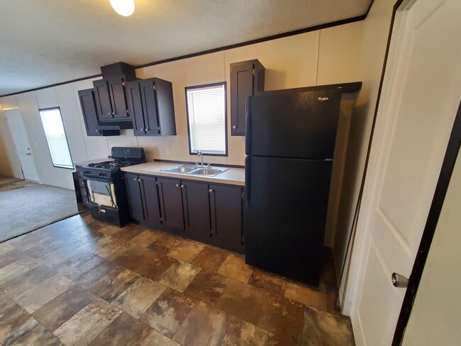 Building Photo - 2 Meadowlark Dr