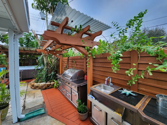 Photo - 7080 Scott St