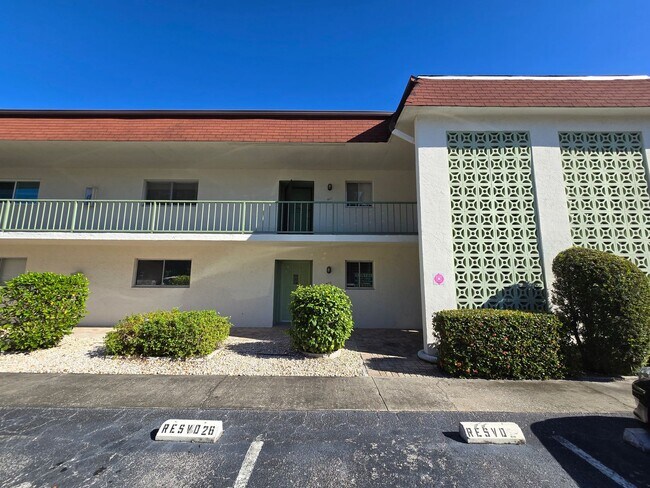 Building Photo - Centrally Located 2Bed/2Bath Condo for Rent in Sarasota Unit 407