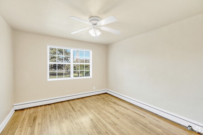 2BR, 1BA - 800SF - Bedroom - Admiral Pointe