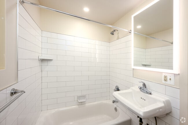 1BR, 1BA - 519SF - Bathroom