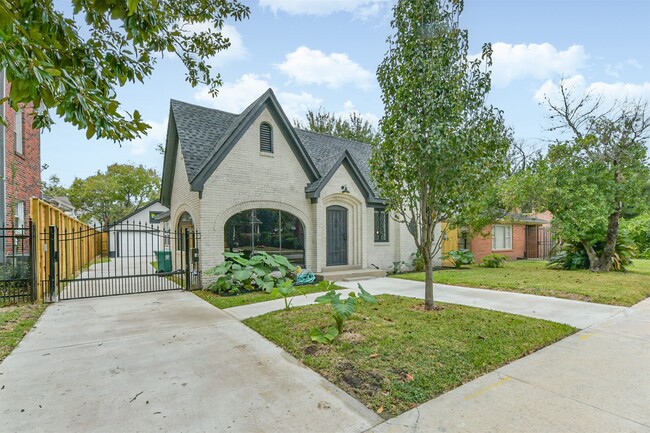 Photo - 2606 Oakdale St