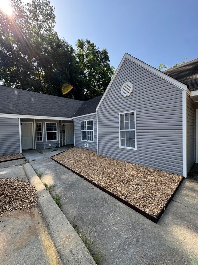 Building Photo - 3/1 apartment in Trumann available now!