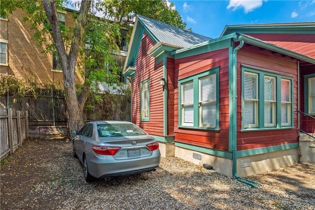 Photo - 209 E 31st St