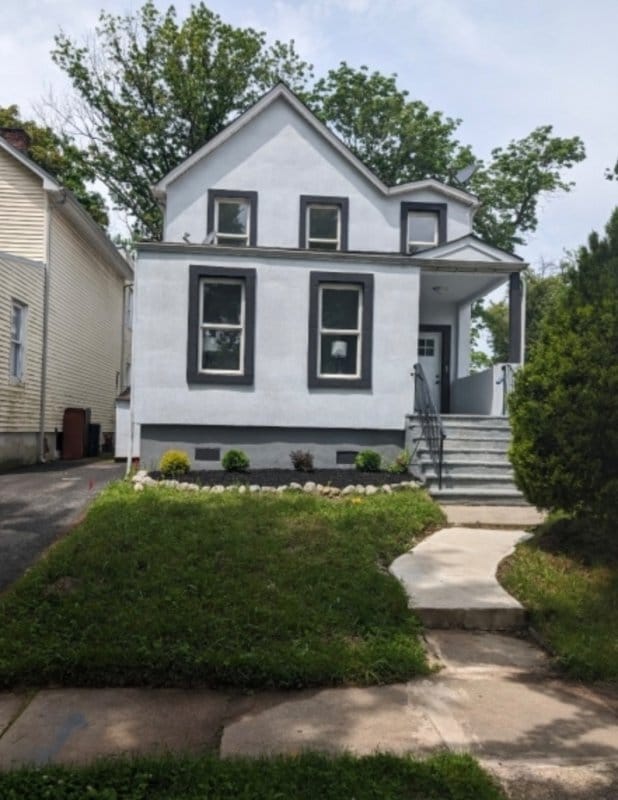 Building Photo - 21 Oak St