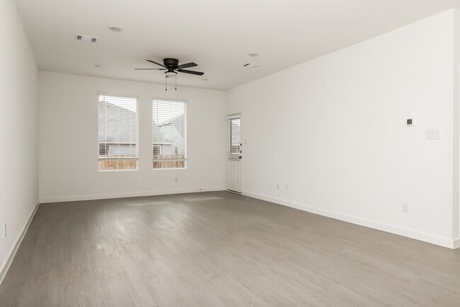 Photo - 15542 Crescent Pne