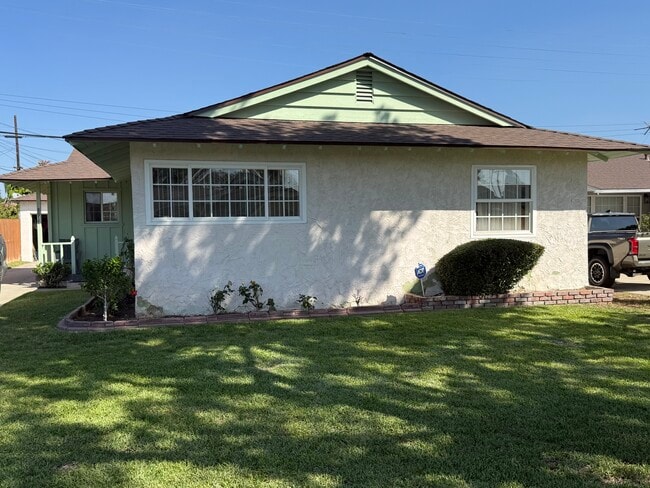 Photo - 8917 Reydon St