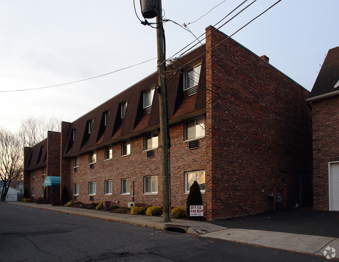 Simone Place Apartments - Simone Place Apartments