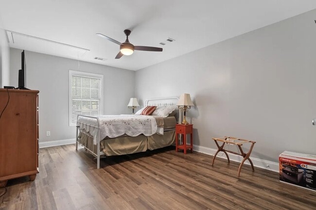 Photo - 105 Sportsman Cir NE