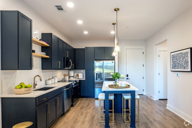 1BR, 1BA - 700 SF