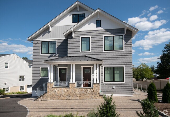 Building Photo - 95 Locust Ave Unit B Rental