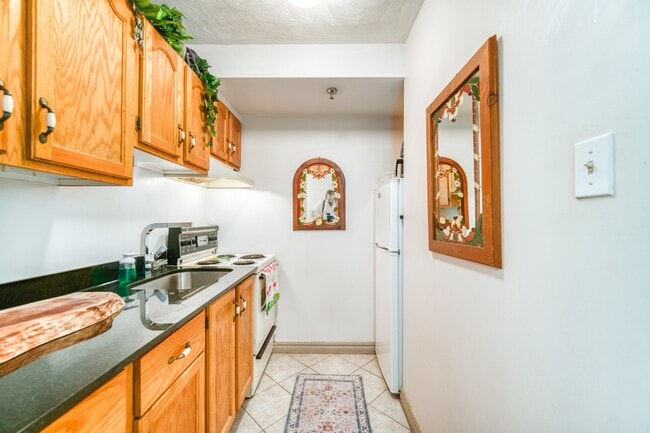 Building Photo - 5778-5778 South St Unit 112