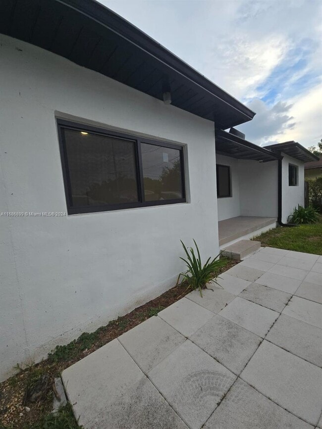 Photo - 5635 Pierce St