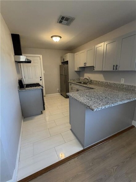 Photo - 10528 Alan St