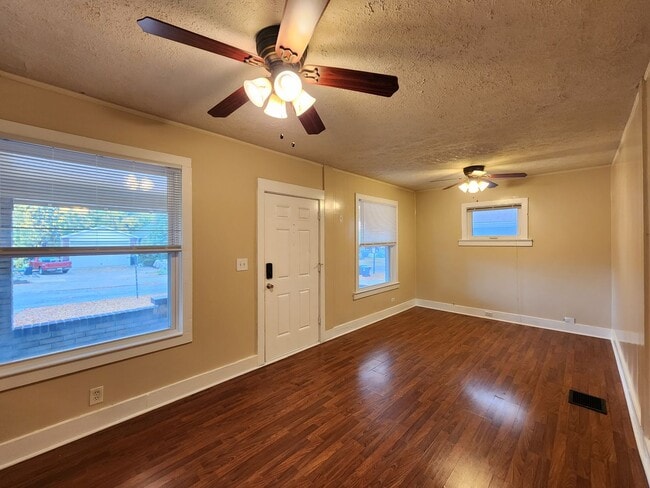 Photo - 3 Bedrooms, 1.5 Bath Brick Bungalow with Basement & Large Yard.  Close to UofL.