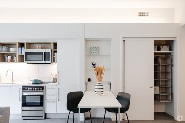 0BR, 1BA - 463SF - Residences at Market Station