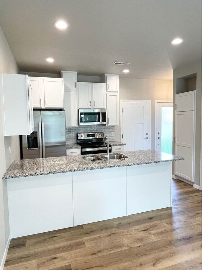 Building Photo - 1025 S Nicolet Rd Unit 4