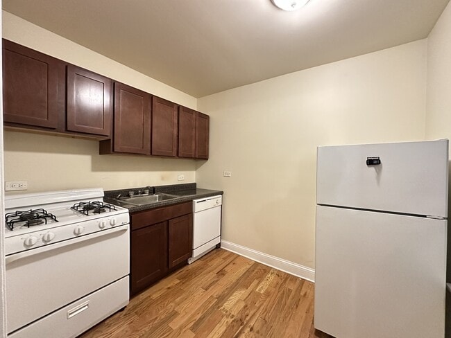 Building Photo - 1337 N Dearborn St Unit J08W